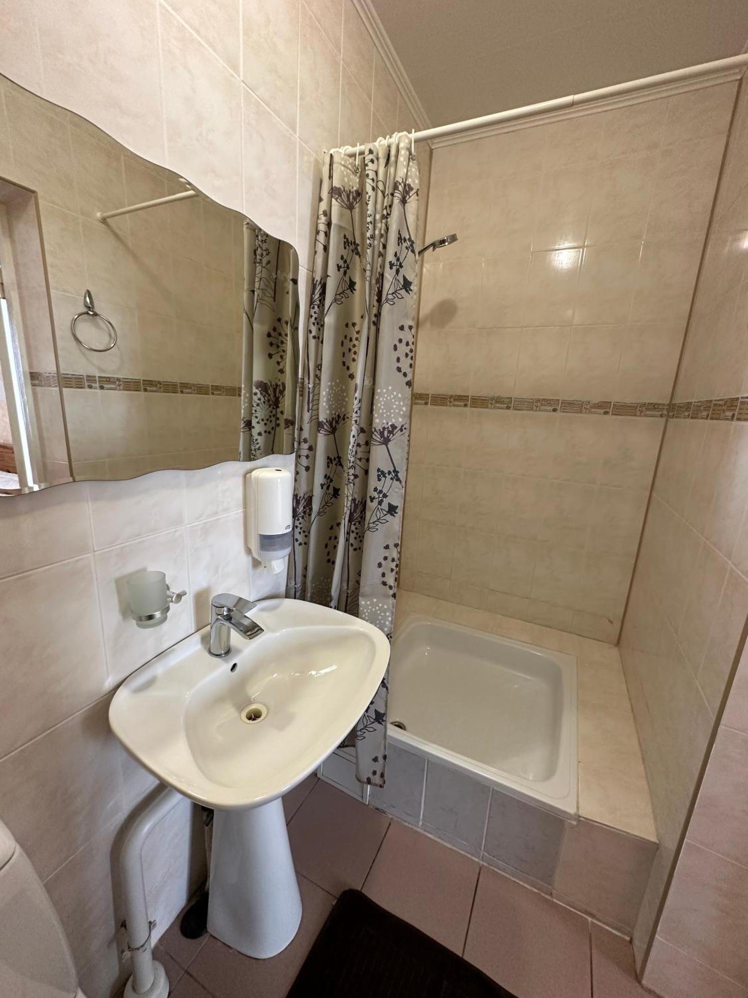 Radi Hotel Brocēni Eksteriør billede